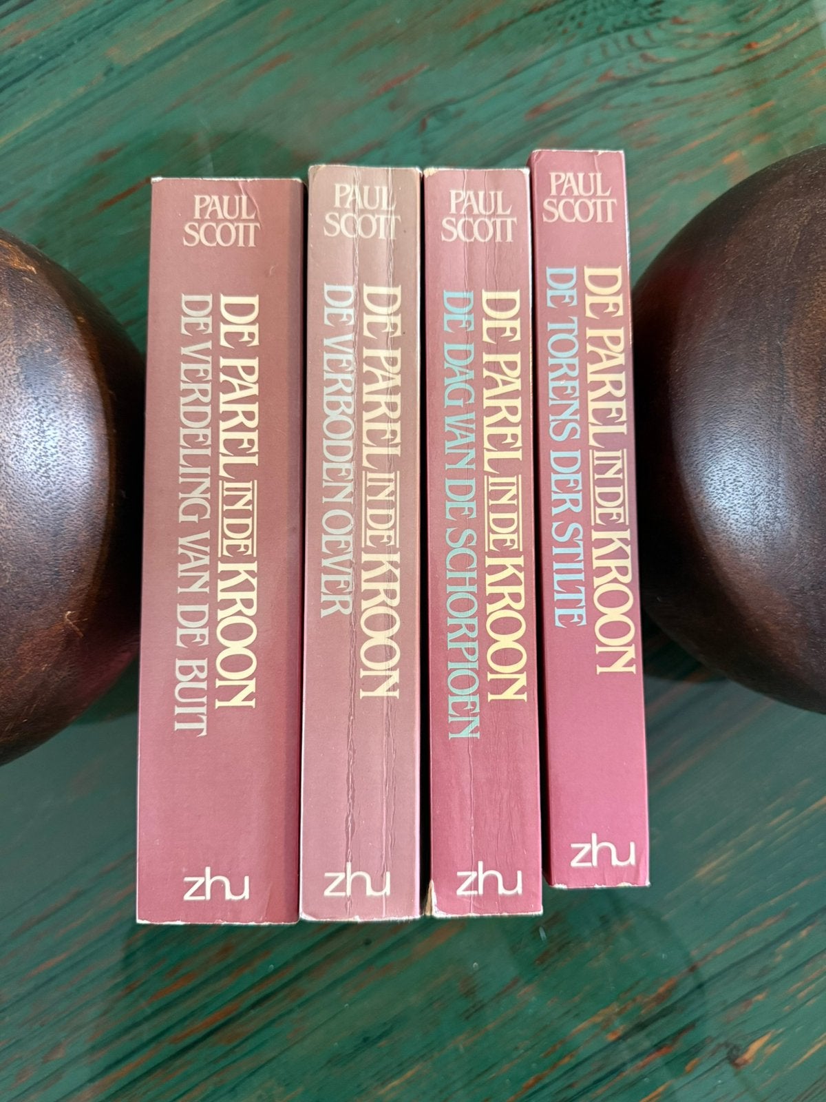 De vierdelige boekenreeks "De Parel in de Kroon", Ophalen of Verzenden, Zo goed als nieuw