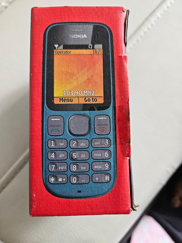 Nieuw Nokia telefoon model 100,compleet,met simloc,voor €10, Telecommunicatie, Mobiele telefoons | Nokia, Zwart, Fysiek toetsenbord