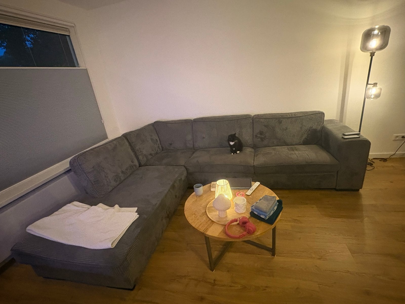 Grijze ribbel hoekbank, gebruikt, met lichte gebruikssporen, Ophalen, 250 tot 300 cm, Gebruikt, 100 tot 125 cm