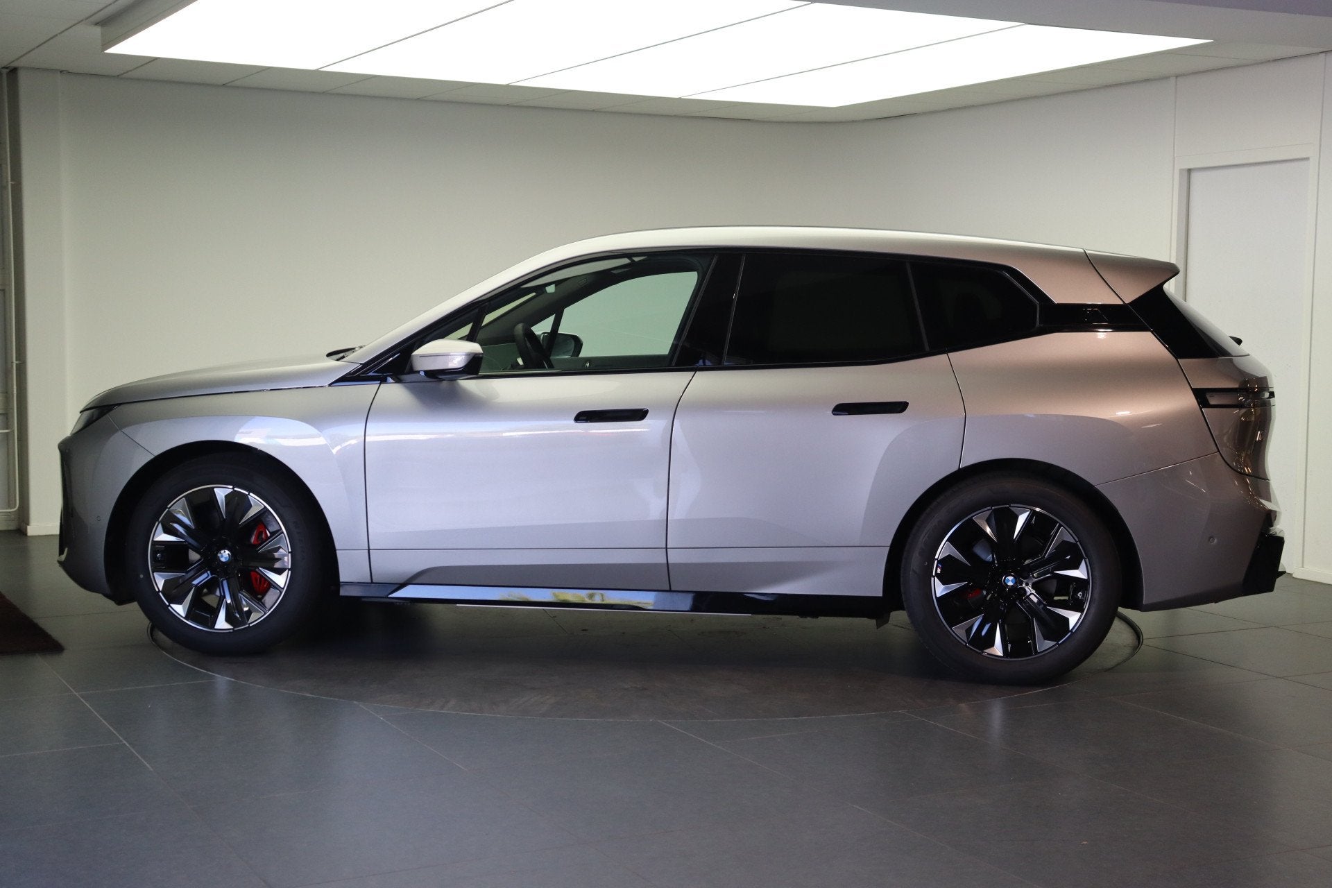 BMW iX xDrive60 M Sport / Panoramadak Sky Lounge / Trekhaak, Automaat, Dealer onderhouden, IX, Leder
