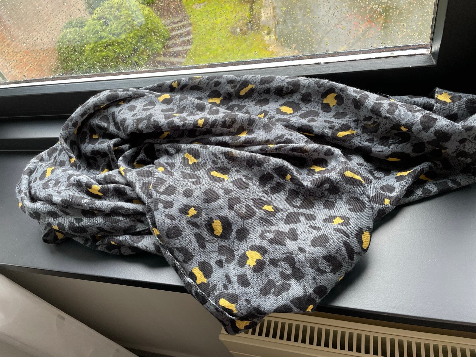 HEMA Sjaal Antraciet Okergeel Luipaardprint, Kleding | Dames, Ophalen of Verzenden, Zo goed als nieuw, Sjaal