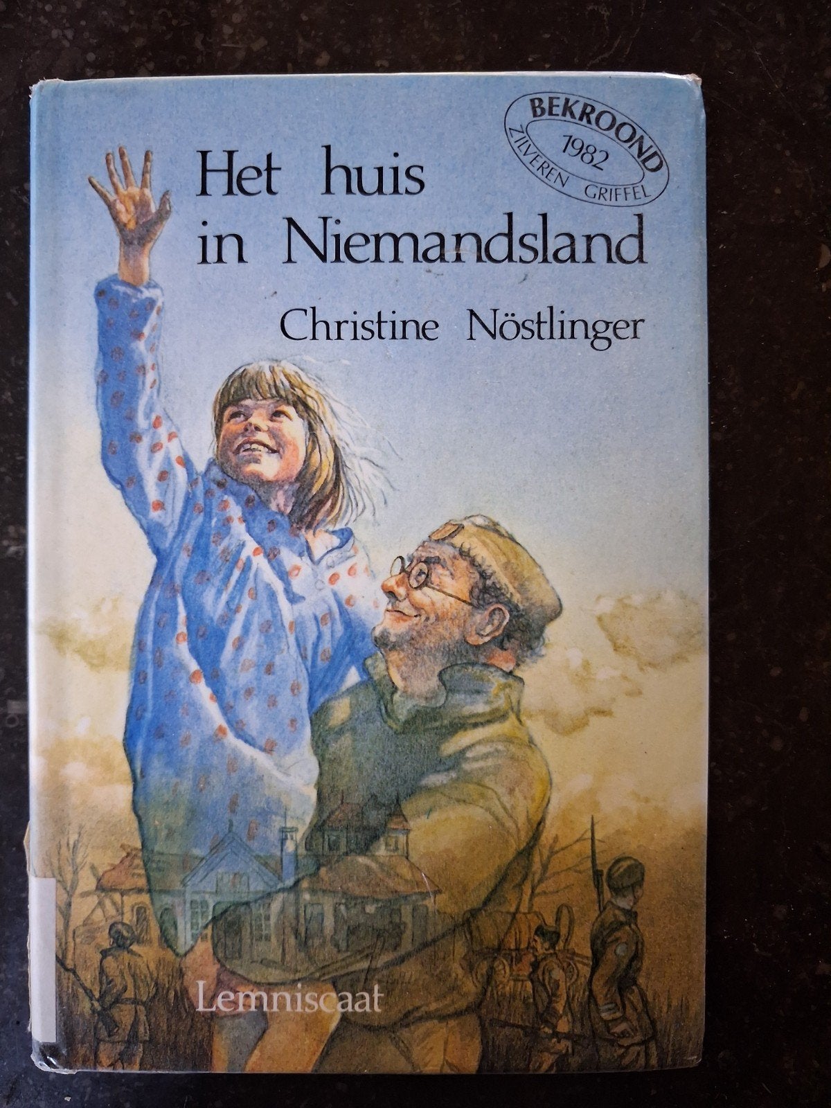 Het huis in Niemandsland - Christine Nöstlinger, Boeken, Ophalen of Verzenden, Gelezen