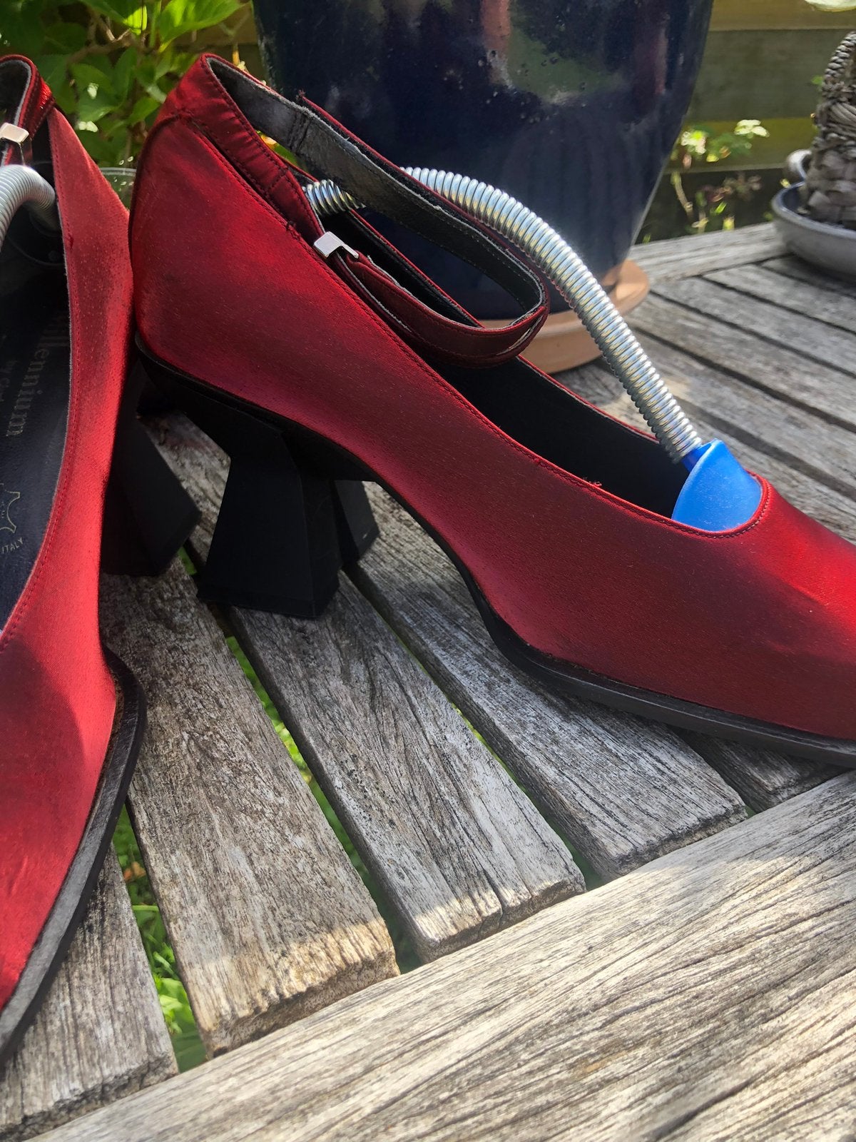 Cinderella rood satijnen schoenen met zijdeglans 39 hak 8,5, Kleding | Dames, Schoenen, Ophalen of Verzenden, Zo goed als nieuw