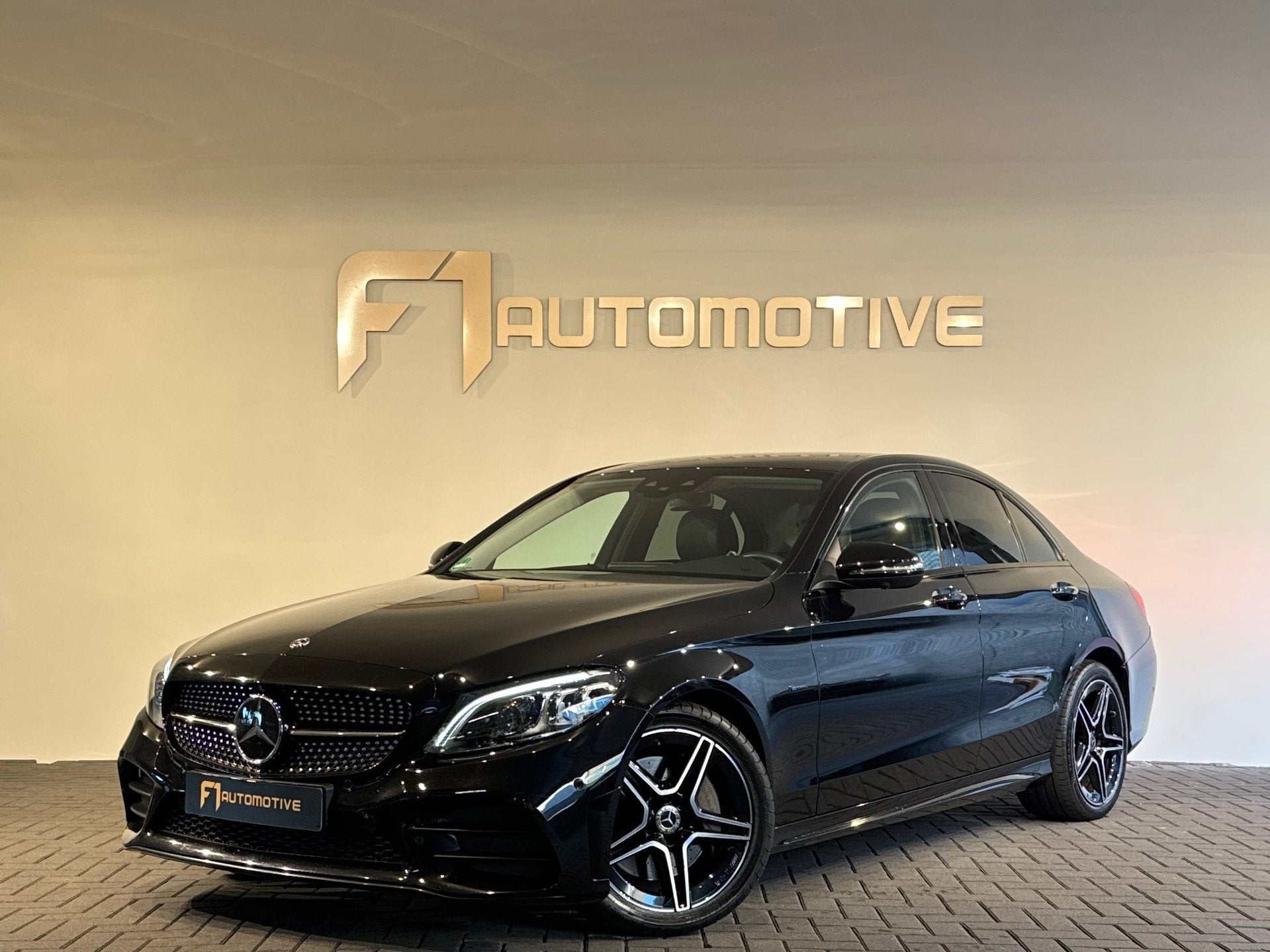 Mercedes-Benz C-klasse 300 e Premium+ AMG Trekhaak|360 Camer, Auto's, Automaat, Dealer onderhouden, Achterwielaandrijving, 320 pk