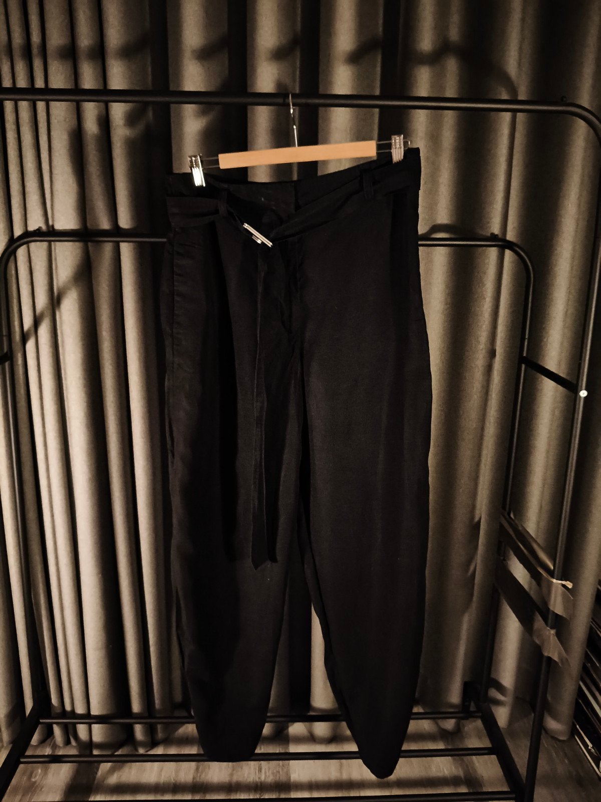 COS Zwarte Broek Maat 42 met Strikceintuur, COS, Zwart, Maat 42/44 (L), Ophalen of Verzenden