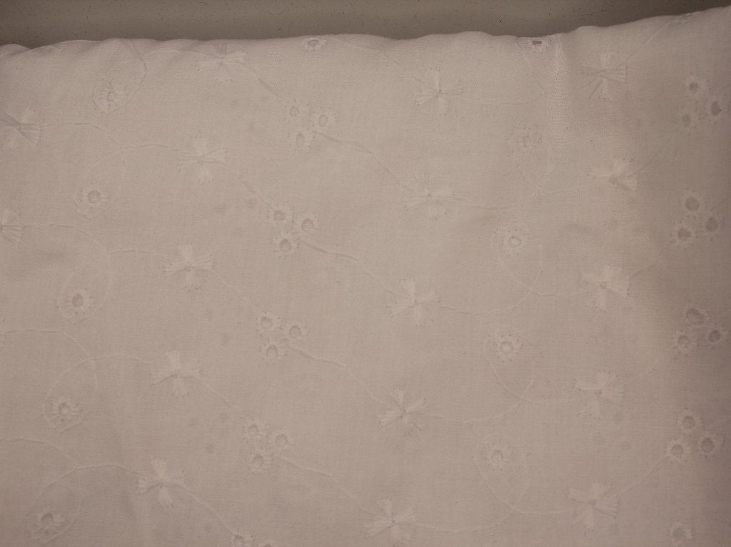 Coupon 100% katoen stof - wit broderie met bloemen #4804, Hobby en Vrije tijd, 120 cm of meer, Wit, Ophalen of Verzenden, Katoen