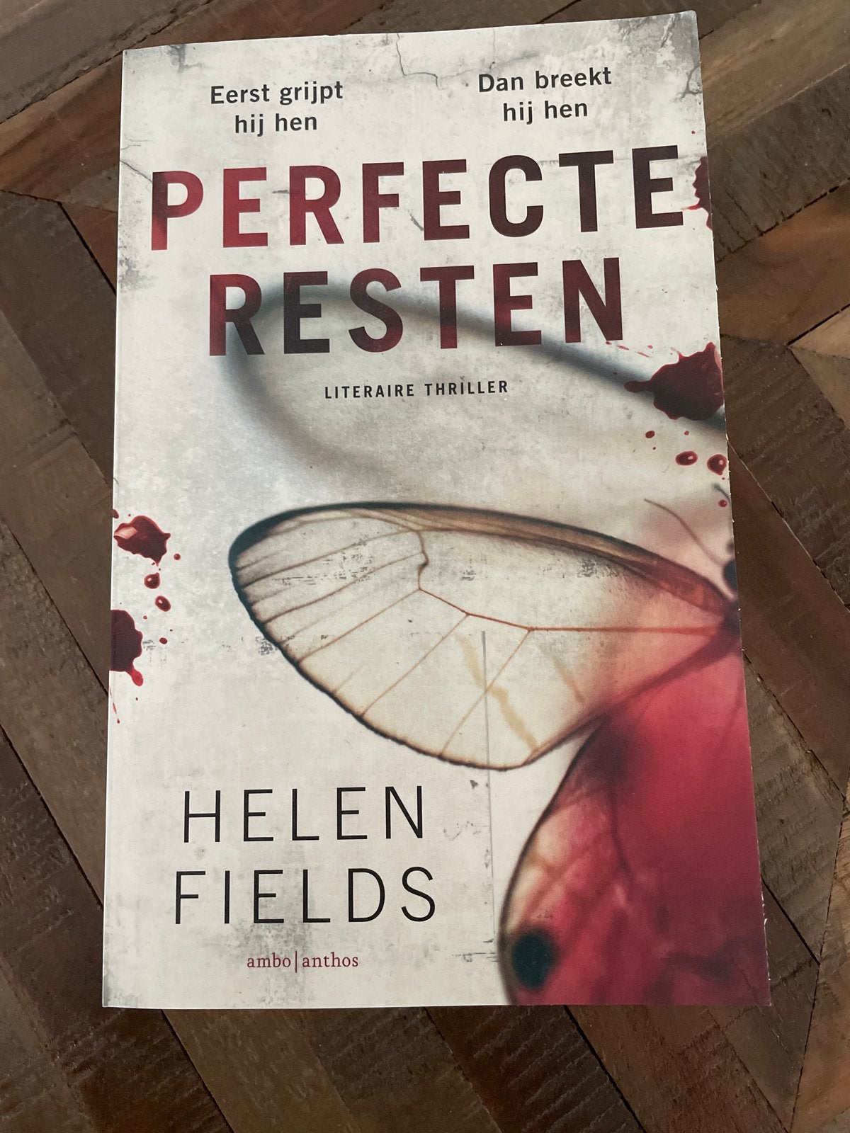 Perfecte Resten - Helen Fields (Literaire Thriller), Ophalen of Verzenden, Gelezen