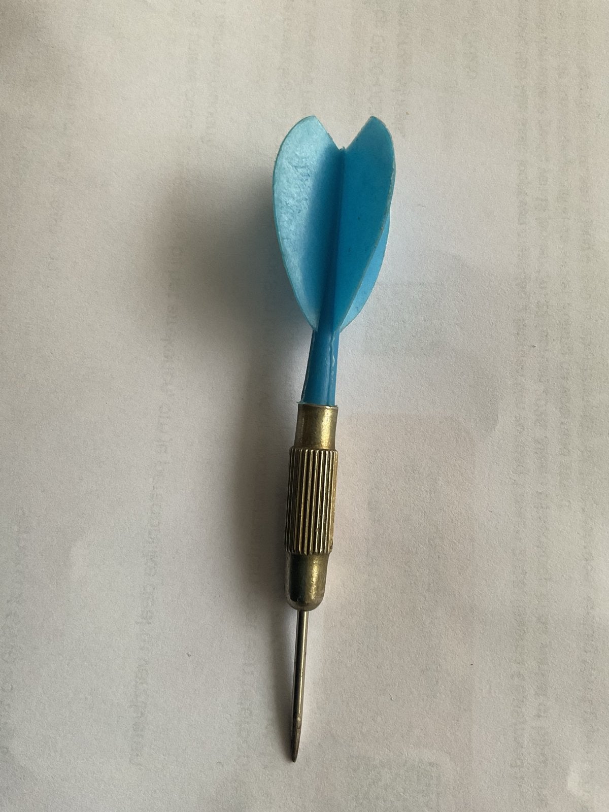 Blauwe dartpijl met metalen barrel, Ophalen of Verzenden, Gebruikt, Pijlen