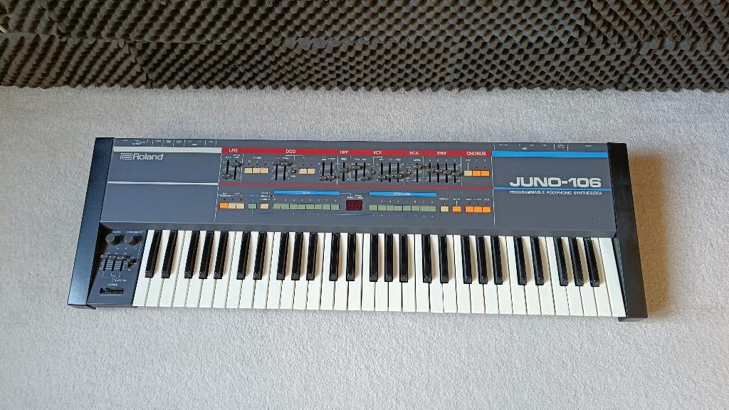 Roland juno 106 syntesizer, Muziek en Instrumenten, Synthesizers, Gebruikt, 61 toetsen, Roland, Met koffer of flightcase, Met midi-aansluiting