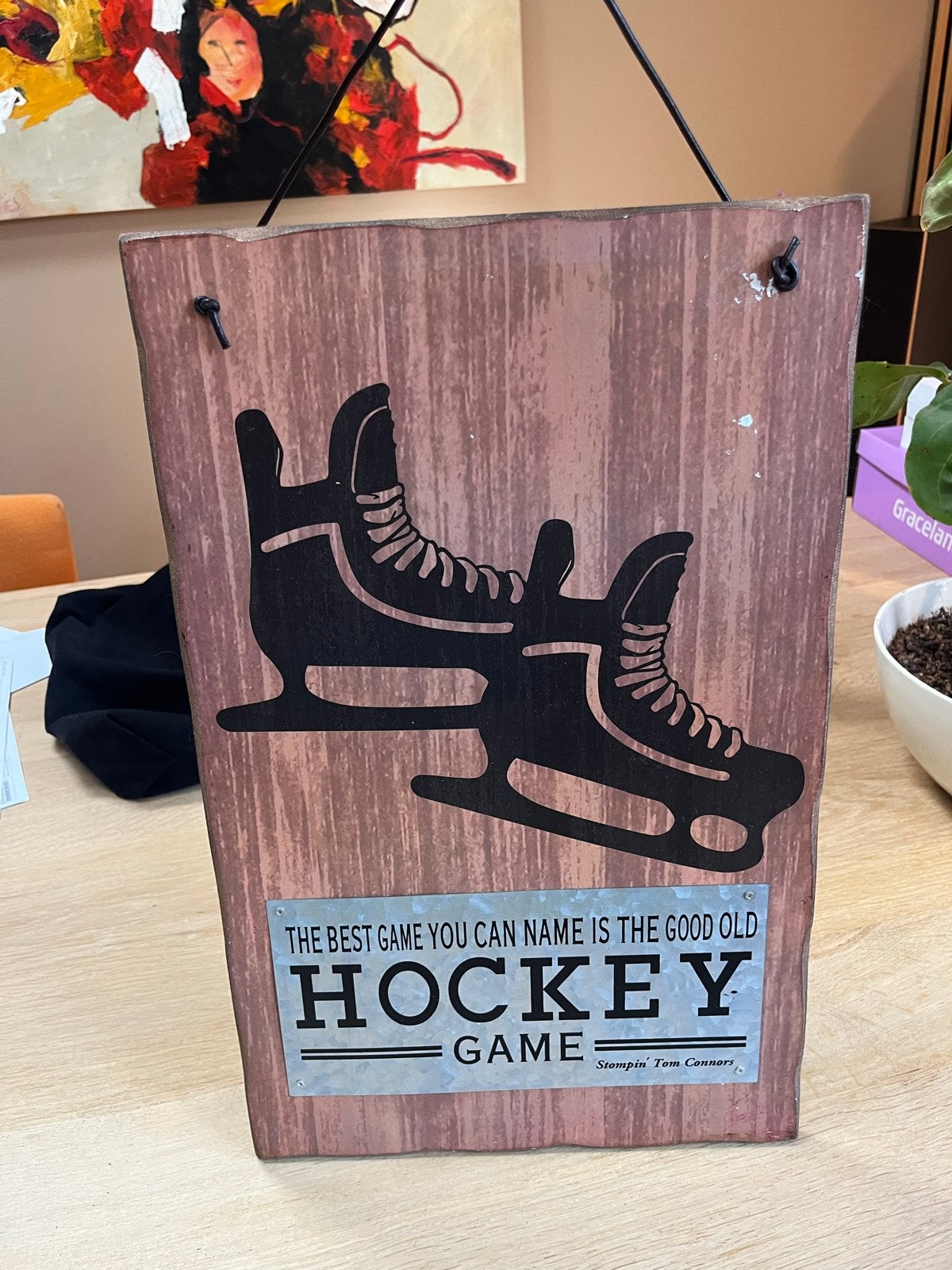 Houten wandbord met schaatsen en 'Hockey Game' tekst, Huis en Inrichting, Gebruikt, Hout, Vintage, Ophalen of Verzenden