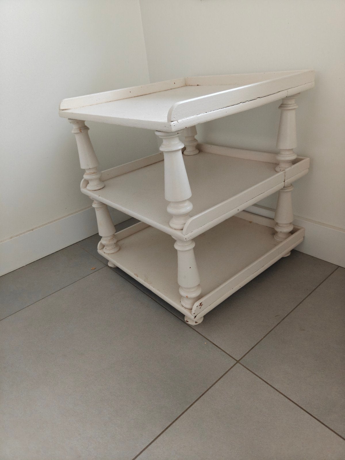 Antiek wit bijzettafeltje met 3 lagen, Minder dan 55 cm, Gebruikt, Rechthoekig, Hout