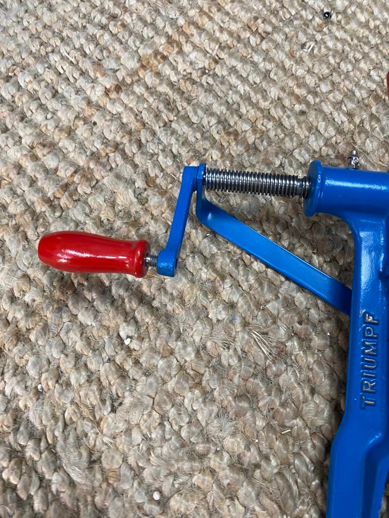 Antieke Appelschiller "Triumph" - Blauw met Rood Handvat, Ophalen of Verzenden