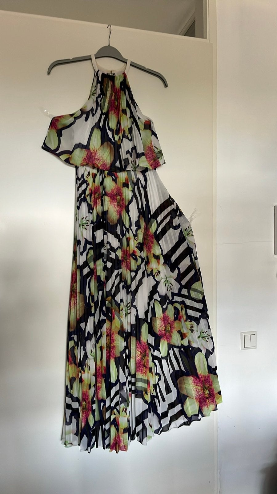 Prachtige Karen Millen geplooide halterjurk met bloemenprint, Maat 38/40 (M), Meerkleurig, Ophalen of Verzenden, Gedragen