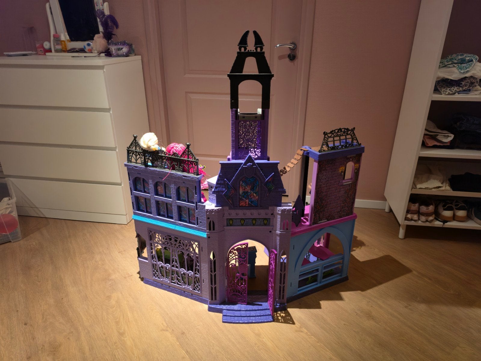 Monster High Poppenhuis met poppen en accessoires, Ophalen, Gebruikt, Poppenhuis