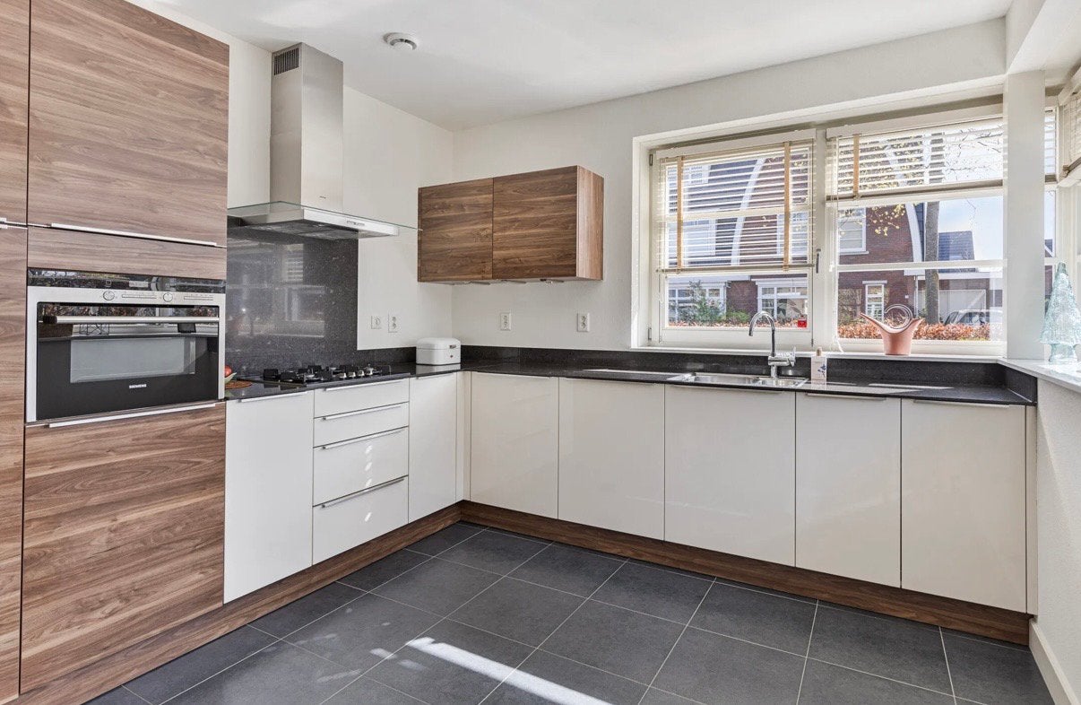 Complete keuken uit 2017 met Siemens apparatuur, Ophalen, Wit, Hoekkeuken, Graniet of Steen