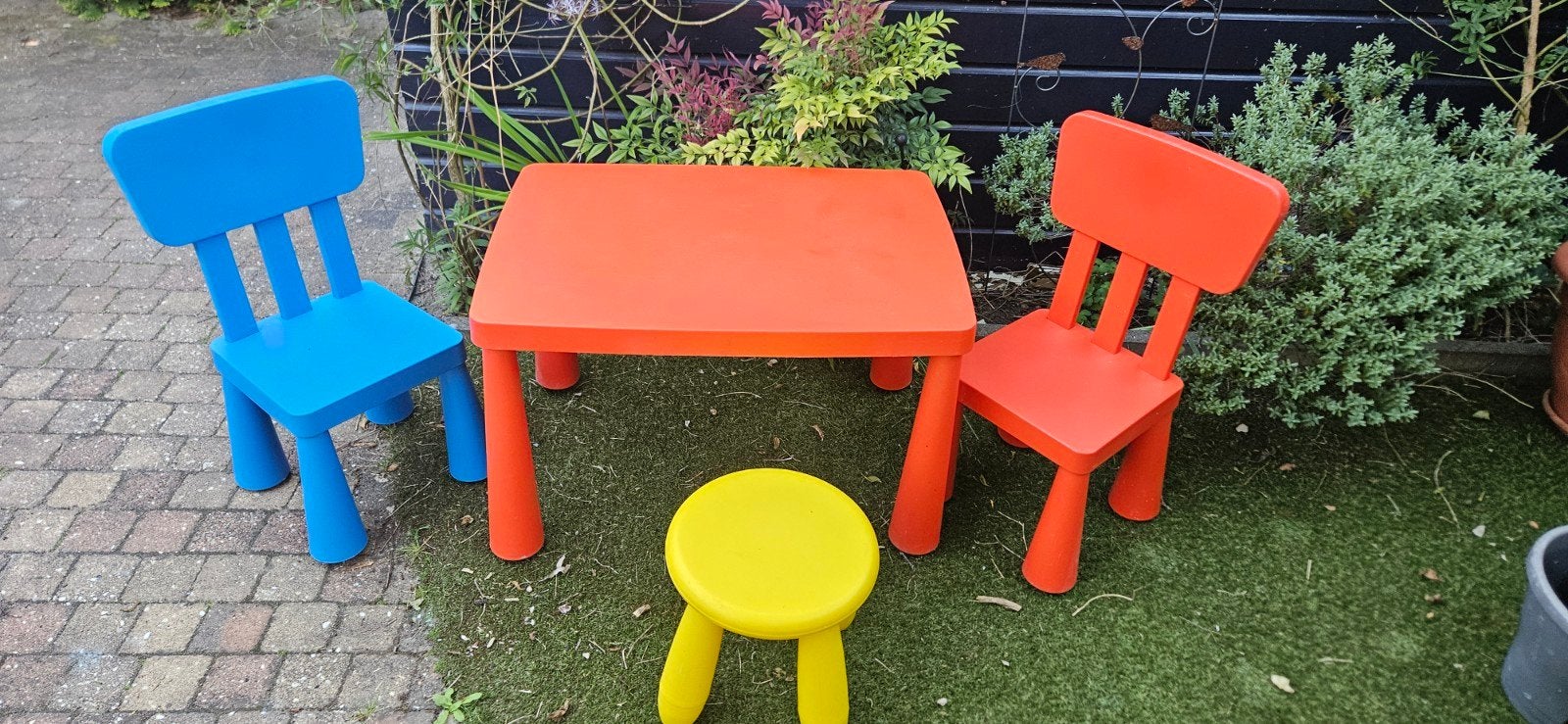 Ikea Mamut kindertafel met twee stoeltjes en krukje, Kinderen en Baby's, Kinderkamer | Tafels en Stoelen, Ophalen