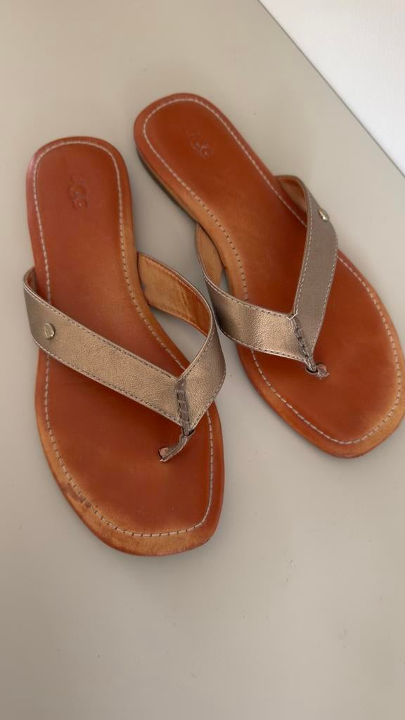 UGG Slippers goud leer, maat 39, Slippers, Overige kleuren, Ophalen of Verzenden, Gedragen