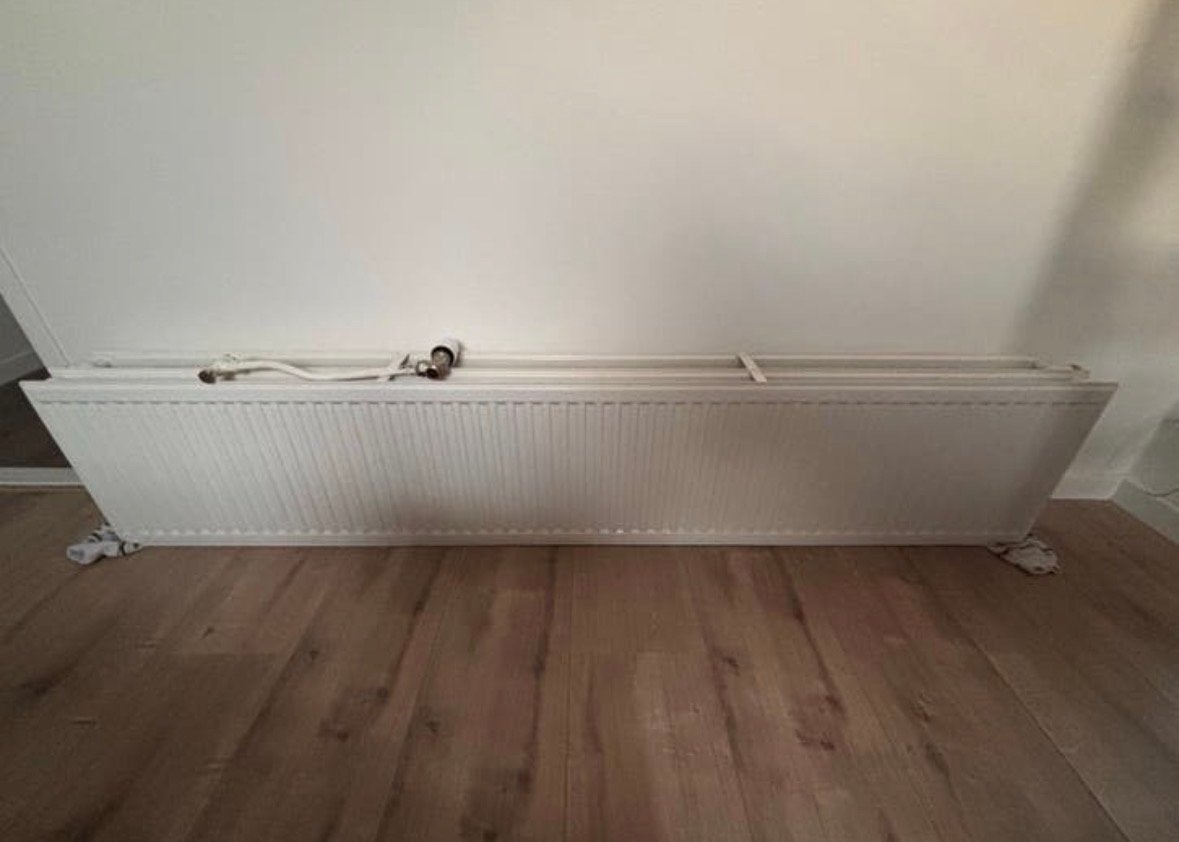 Radiator 200x40x15 met thermostaatknop en beugels, Ophalen, 30 tot 80 cm, Gebruikt, Radiator