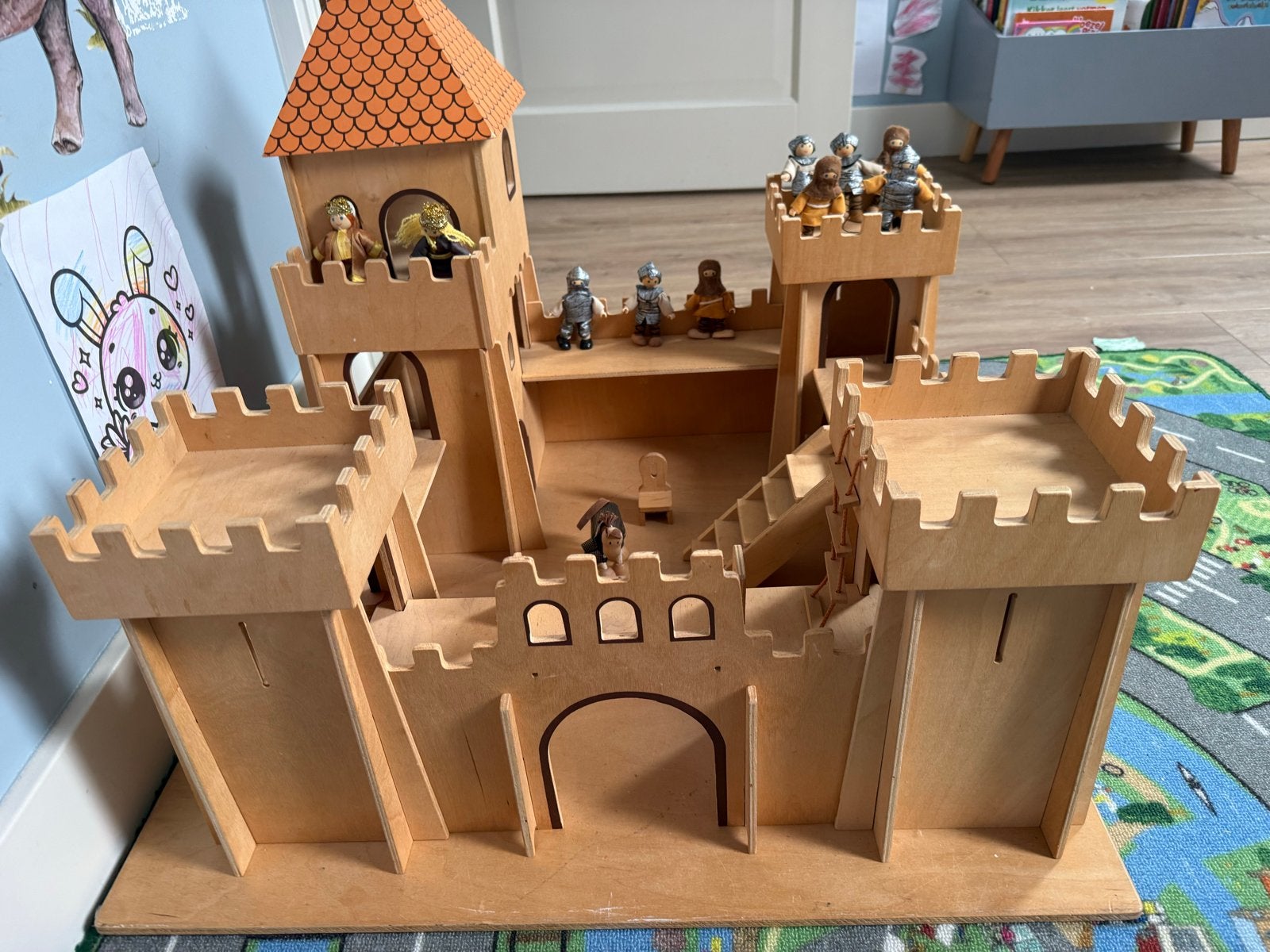 Houten speelkasteel met ridders en koninklijk paar, Kinderen en Baby's, Speelgoed | Houten speelgoed, Ophalen, Gebruikt, Overige typen