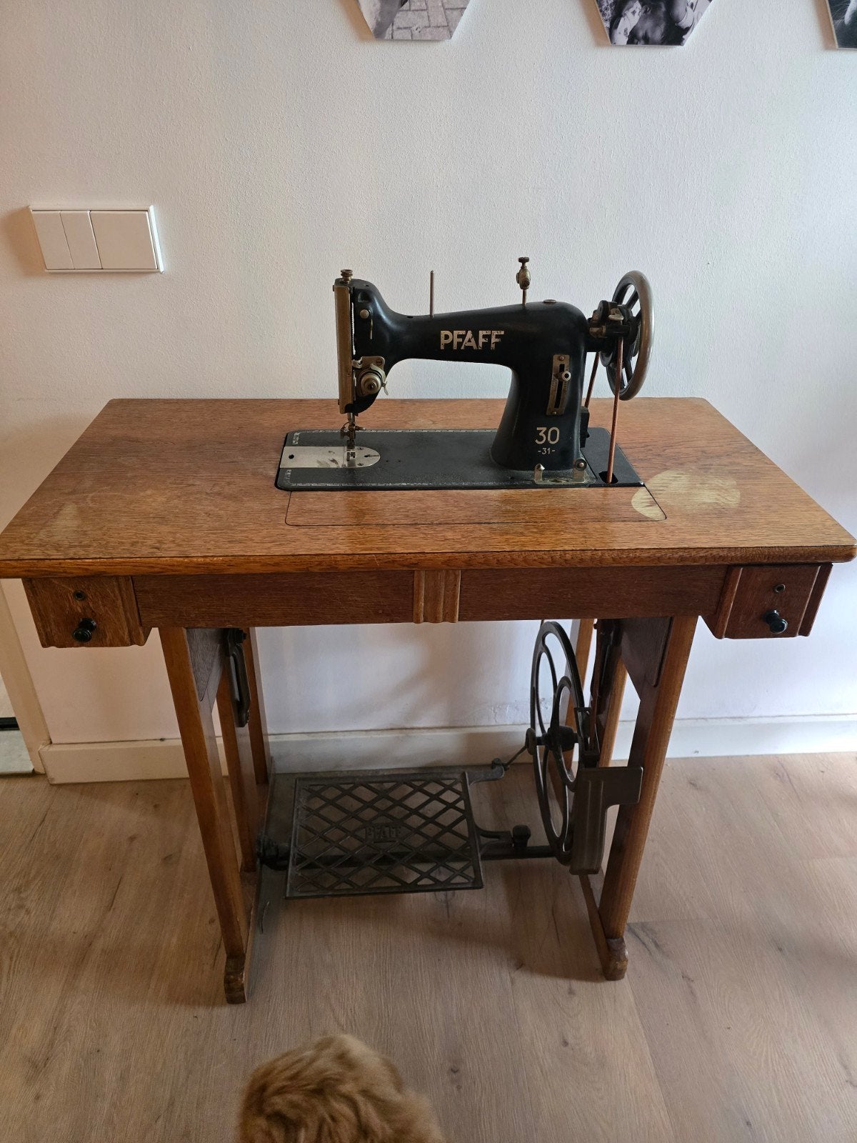 Antieke Pfaff naaimachine met houten naaitafel, Ophalen