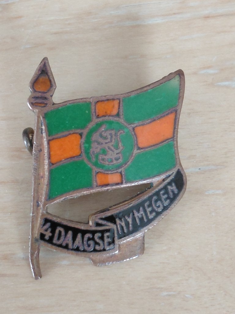 Oude broche Nijmeegse Vierdaagse in goede staat., Ophalen of Verzenden, Zo goed als nieuw, Sport, Speldje of Pin