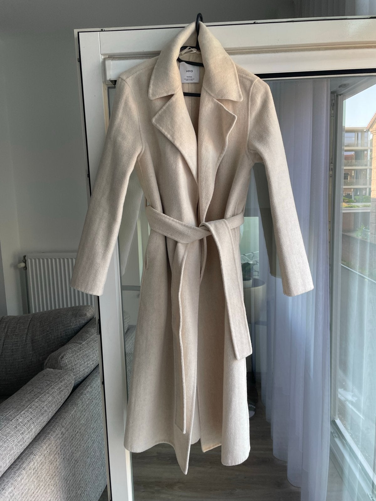 Stijlvolle beige jas van Mango, Kleding | Dames, Jassen | Winter, Ophalen, Zo goed als nieuw, Maat 34 (XS) of kleiner, Beige