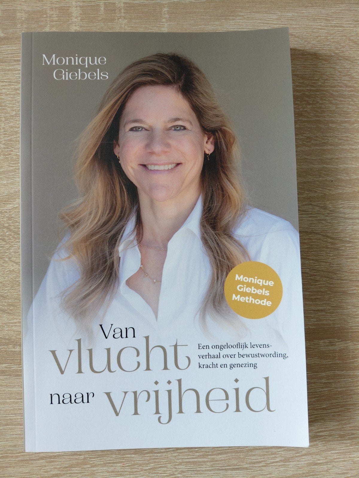 Monique Giebels - Van vlucht naar vrijheid, Achtergrond en Informatie, Ophalen of Verzenden, Zo goed als nieuw, Monique Giebels