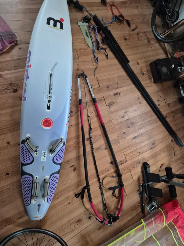 Complete Windsurf Set - Mistral Board, Zeilen, Giek, Mast, Watersport en Boten, Windsurfen, Gebruikt, 5 tot 6.5 m², Ophalen of Verzenden