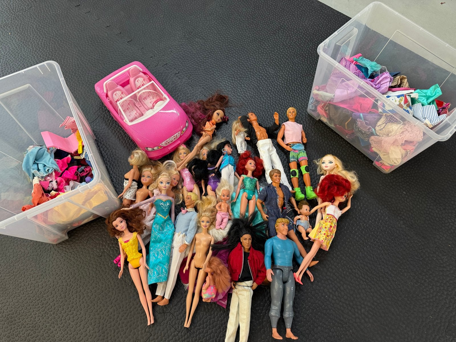 Grstis: Barbie poppen en kleding met auto, Ophalen of Verzenden, Gebruikt, Barbie