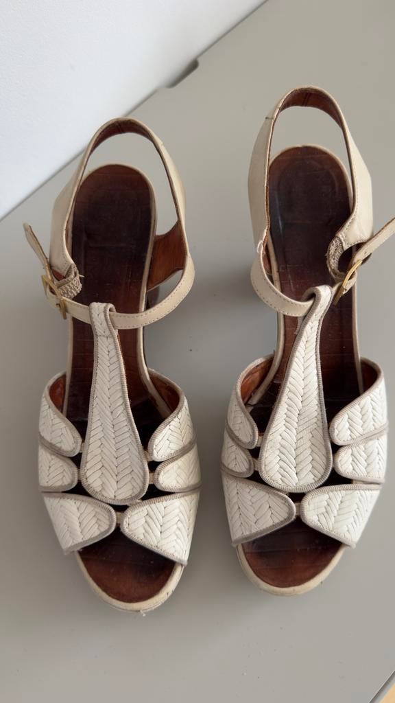 Chie mihara: Crème hakken Sandalen  Maat 39, Kleding | Dames, Schoenen, Ophalen of Verzenden, Gedragen, Beige, Sandalen of Muiltjes