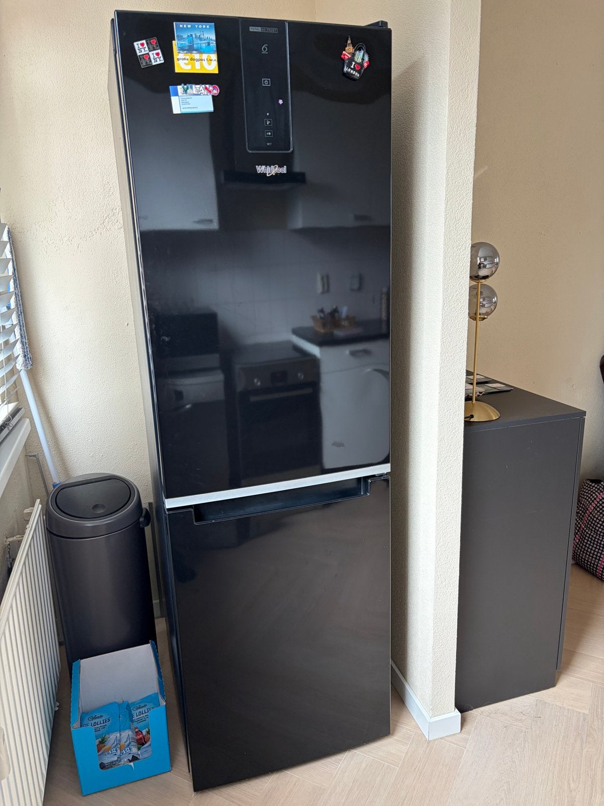 Whirlpool W7 hoogglans koelkast met aparte vriezer, TNF