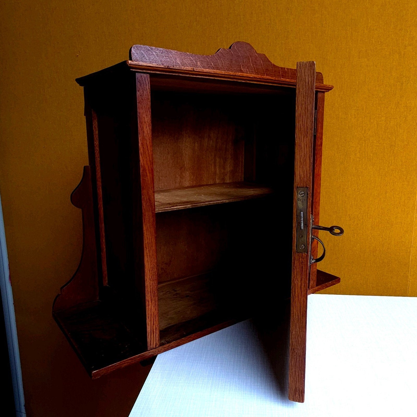 Eiken halkastje met vitrine en slotje,  facet geslepen glas, Ophalen, Gebruikt, Vintage, Nvt