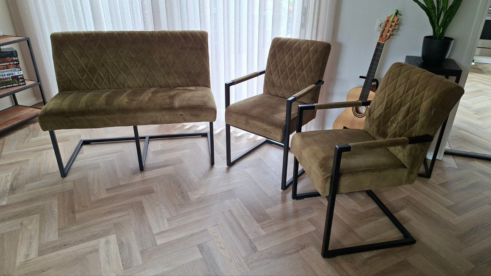 Eetkamer set: 1 bankje en 2 stoelen - Olijfgroen, Huis en Inrichting, Complete eetkamers, Ophalen of Verzenden, Gebruikt, Minder dan 4 stoelen