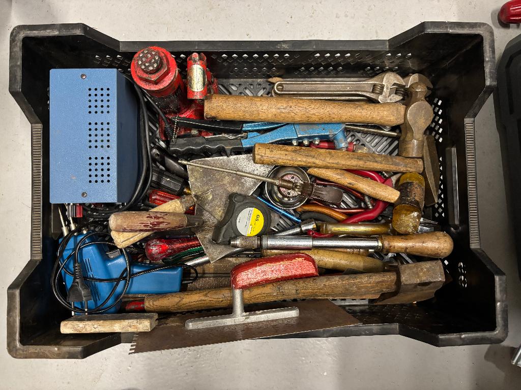 Gereedschap krat met oud en nieuwer gereedschap, Ophalen, Gebruikt