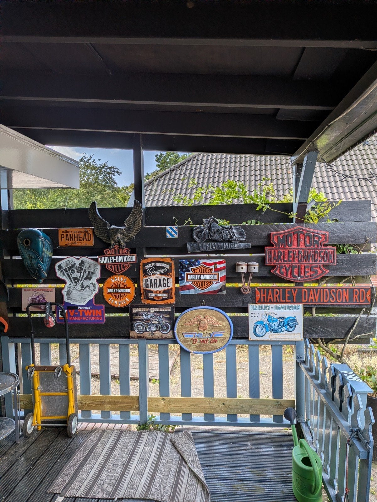 Verzameling Harley Davidson borden, Ophalen
