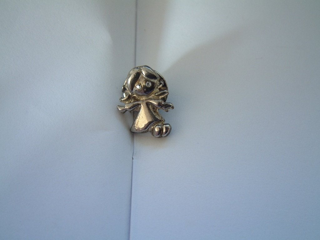 bijzonder gestileerd pin speldje broche van een meisje, Ophalen of Verzenden, Speldje of Pin