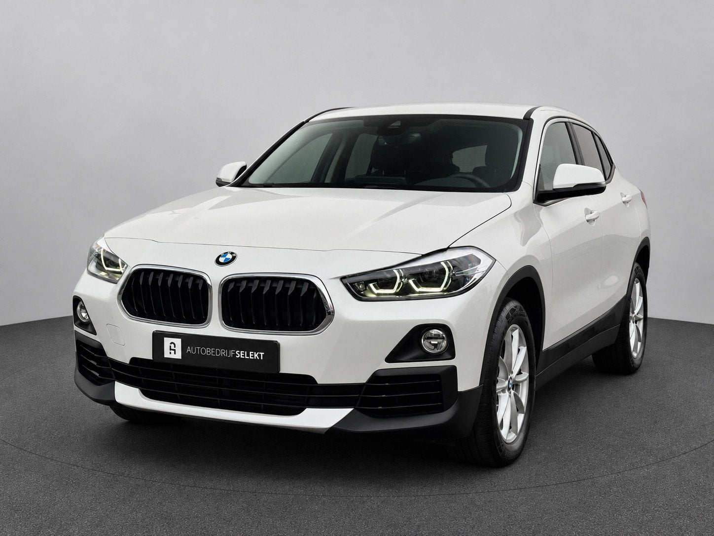 BMW X2 SDrive18i | Trekhaak | Camera | LED | Groot scherm |, Auto's, Voorwielaandrijving, Dealer onderhouden, Gebruikt, Met garantie (alle)