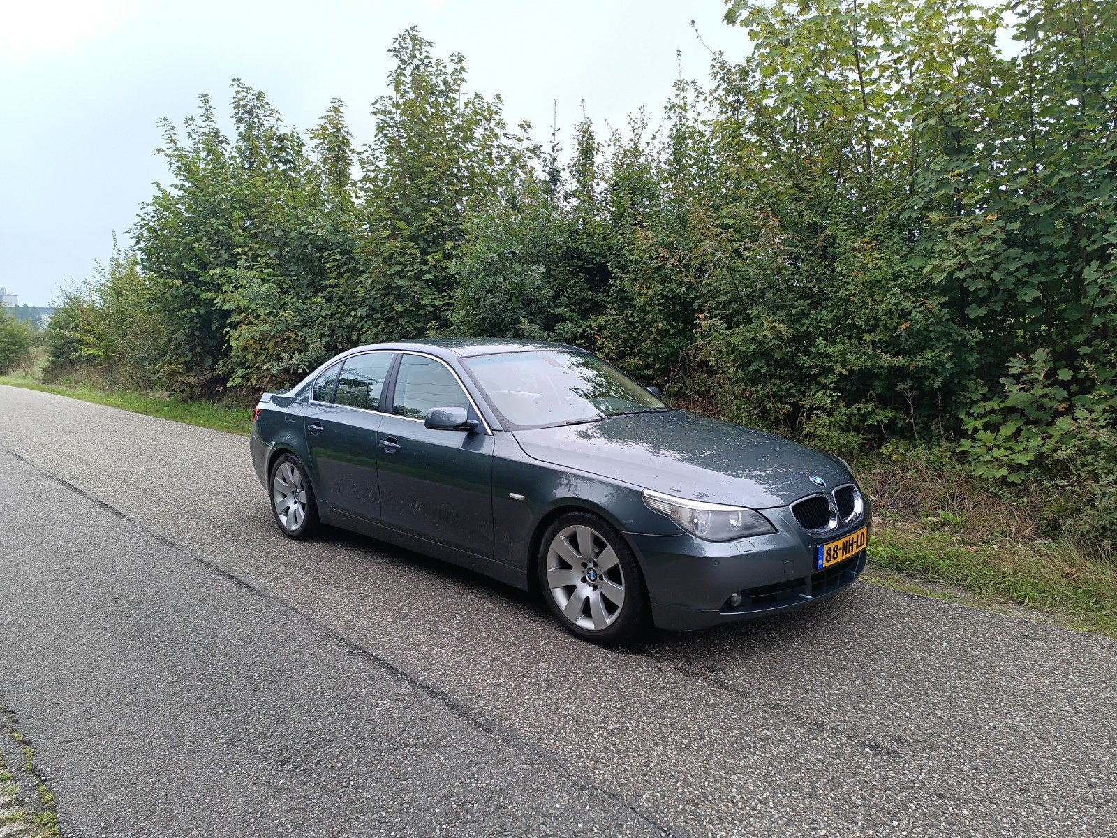 BMW 5-Serie 525 AUT 2003 Grijs TOP onderhouden, Auto's, Automaat, Achterwielaandrijving, Beige, 2000 kg