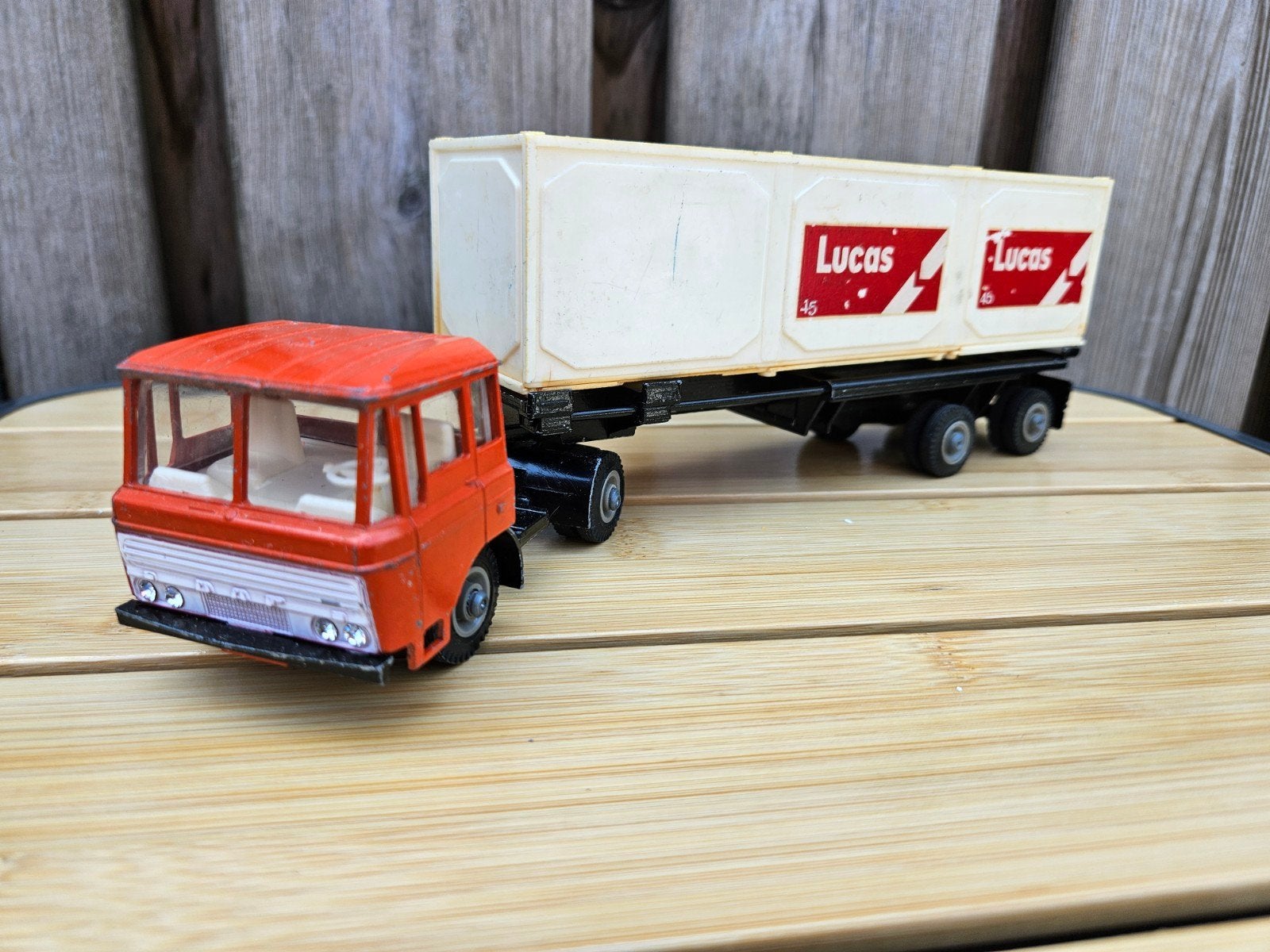 Lion Car DAF 2600 Lucas containertruck 1:50 uitschuifbaar, Ophalen of Verzenden, Gebruikt, Bus of Vrachtwagen, Lion Toys