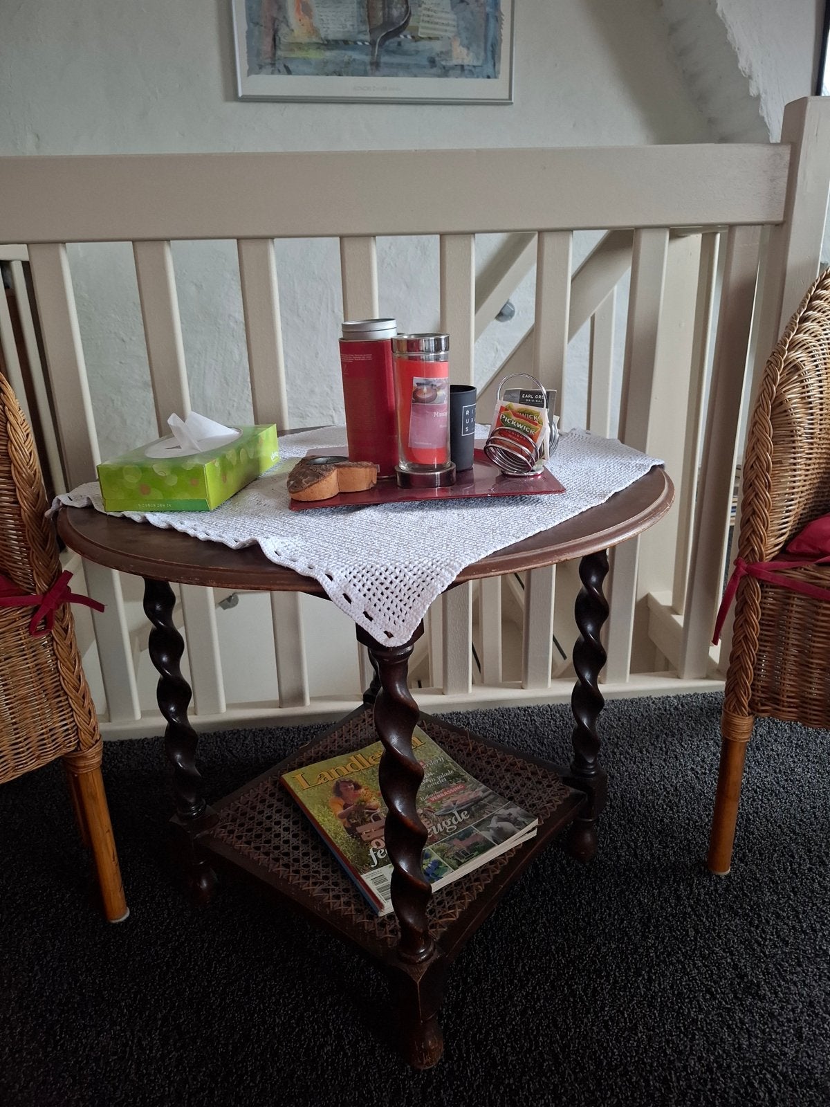Rond mahoniehouten bijzettafeltje met gedraaide poten, Antiek en Kunst, Ophalen of Verzenden