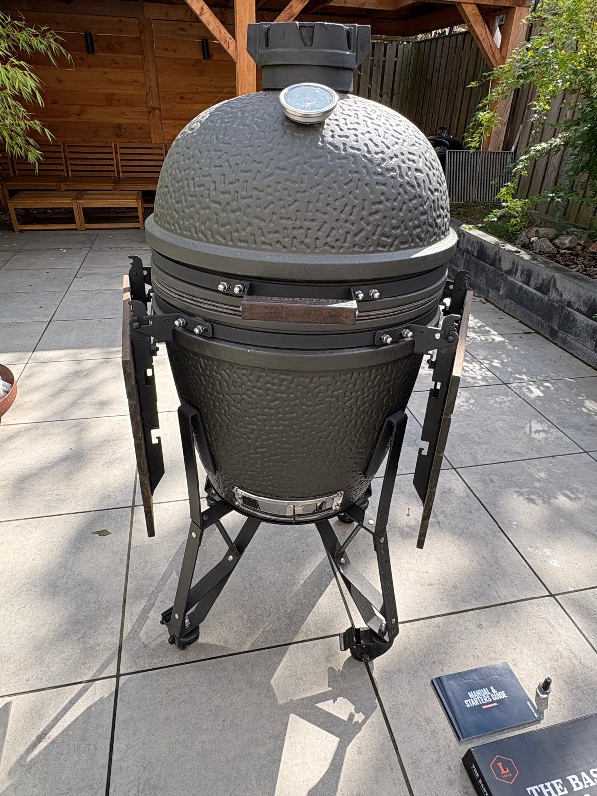 The Bastard Large Kamado BBQ met accessoires, Ophalen, Gebruikt
