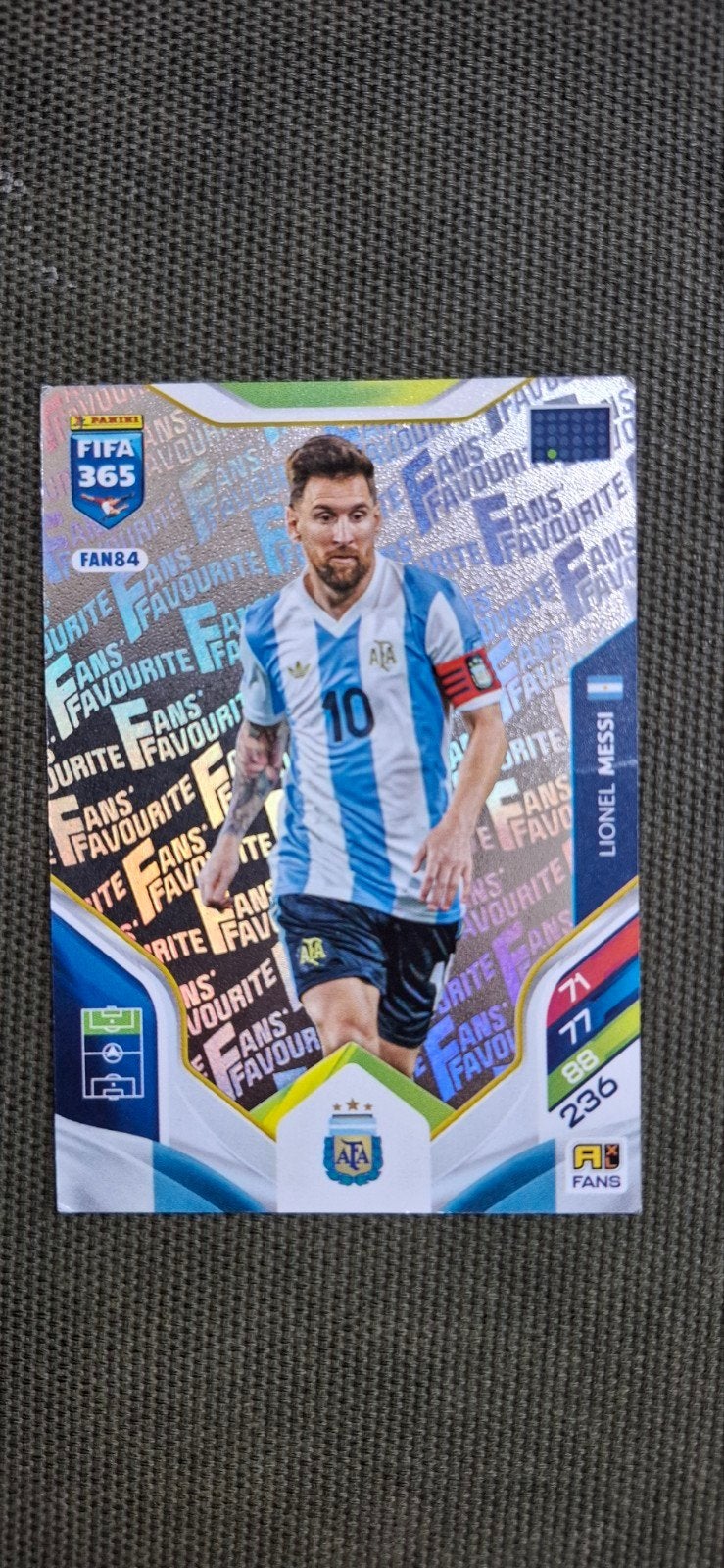 Panini FIFA 365 Fans Favourite Lionel Messi kaart, Verzamelen, Sportartikelen en Voetbal, Ophalen of Verzenden, Zo goed als nieuw