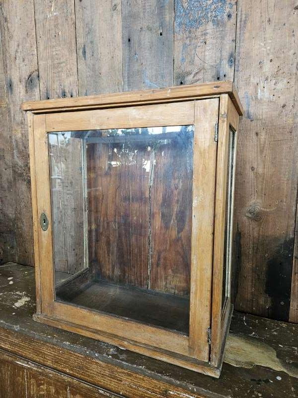 oud vitrine kastje ``WOONWINKEL RUSTIEK``, Antiek en Kunst, Ophalen of Verzenden