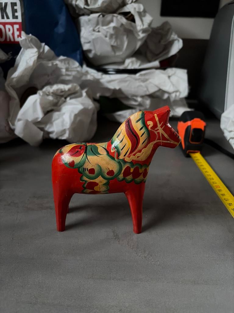 Dala rood  houten paardje met beschildering Nils Olsson, Minder dan 20 cm, Rood, Ophalen of Verzenden, Zoogdier