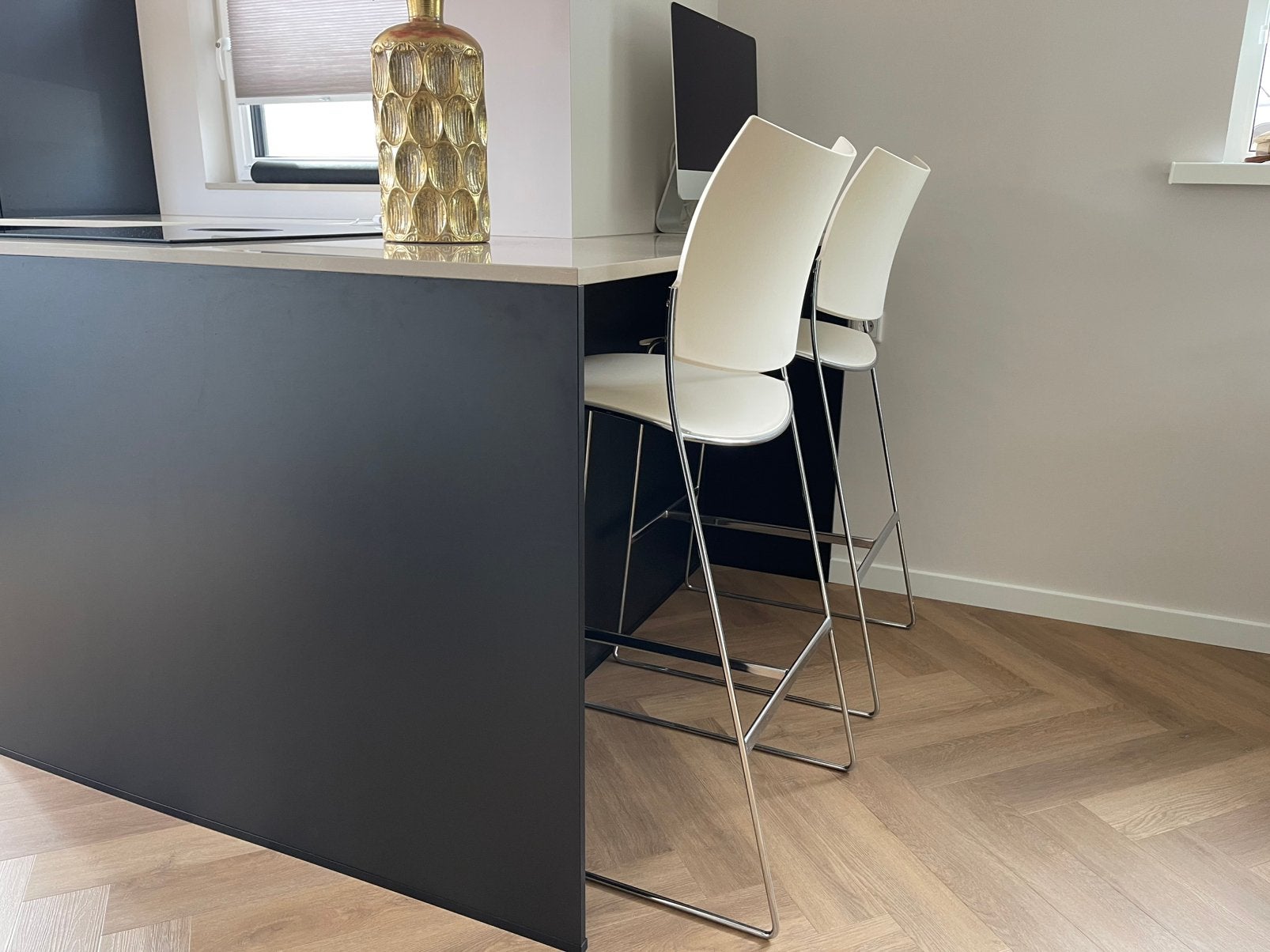 Casala Curvy Design Barkrukken (2) - Witte Zitting/ chroom, Ophalen, Kunststof, 60 tot 90 cm, Gebruikt