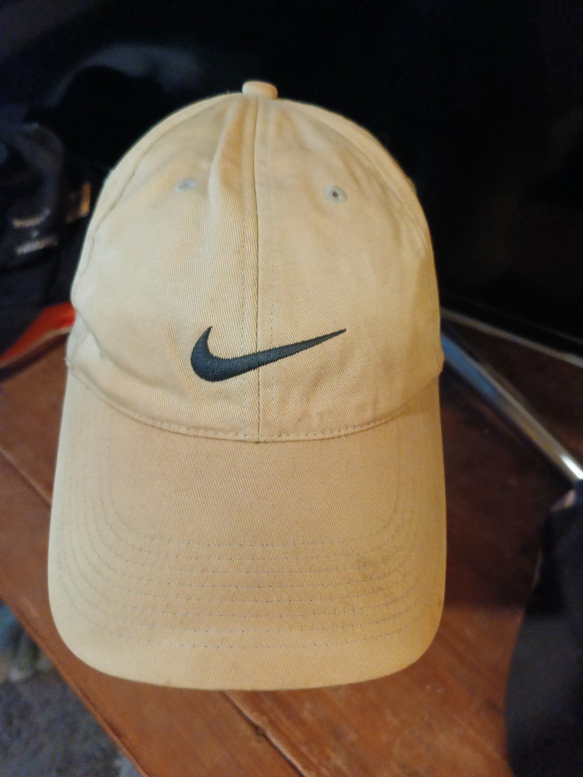 Kaki Nike pet met donkerblauw logo en lichte luchtgaatjes, Kleding | Heren, Hoeden en Petten, Ophalen, Gedragen, One size fits all