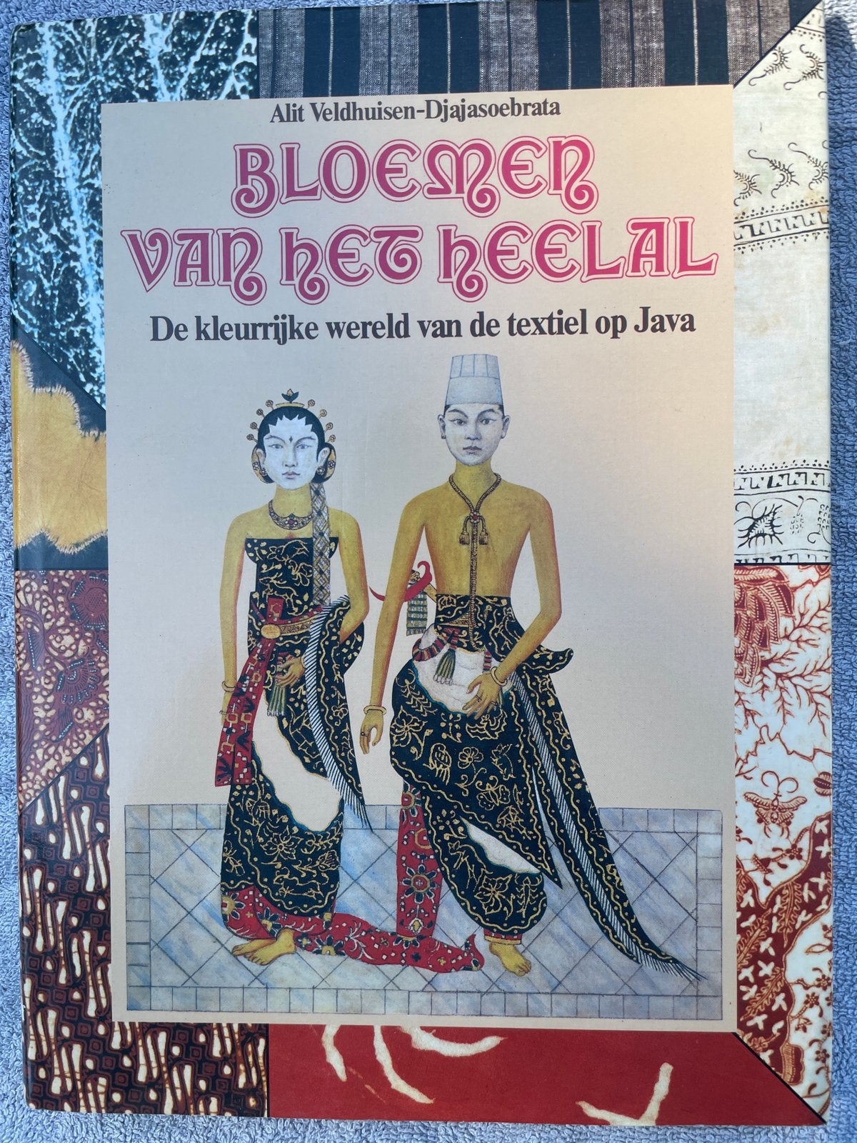 Bloemen van het Heelal: Textiel op Java, Ophalen of Verzenden, Zo goed als nieuw