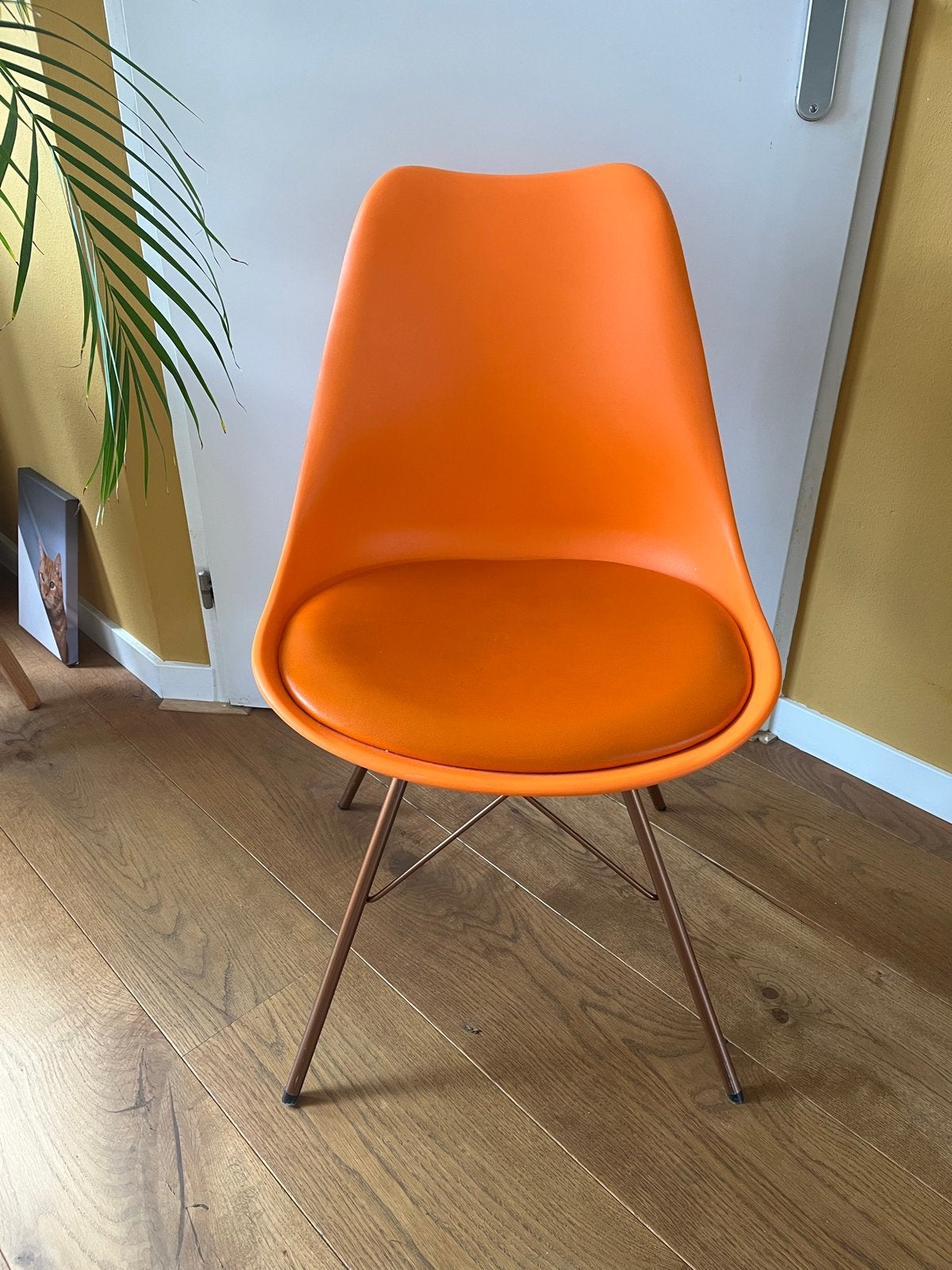 Oranje kuipstoel met kussen en metalen onderstel, Ophalen, Kunststof, Gebruikt, Overige kleuren