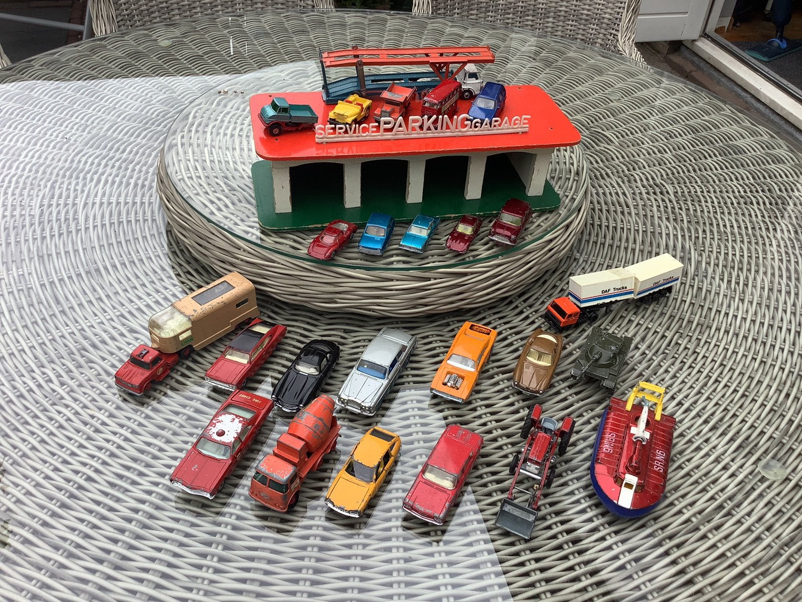 Oude autotjes met garage, Ophalen, Zo goed als nieuw, Auto