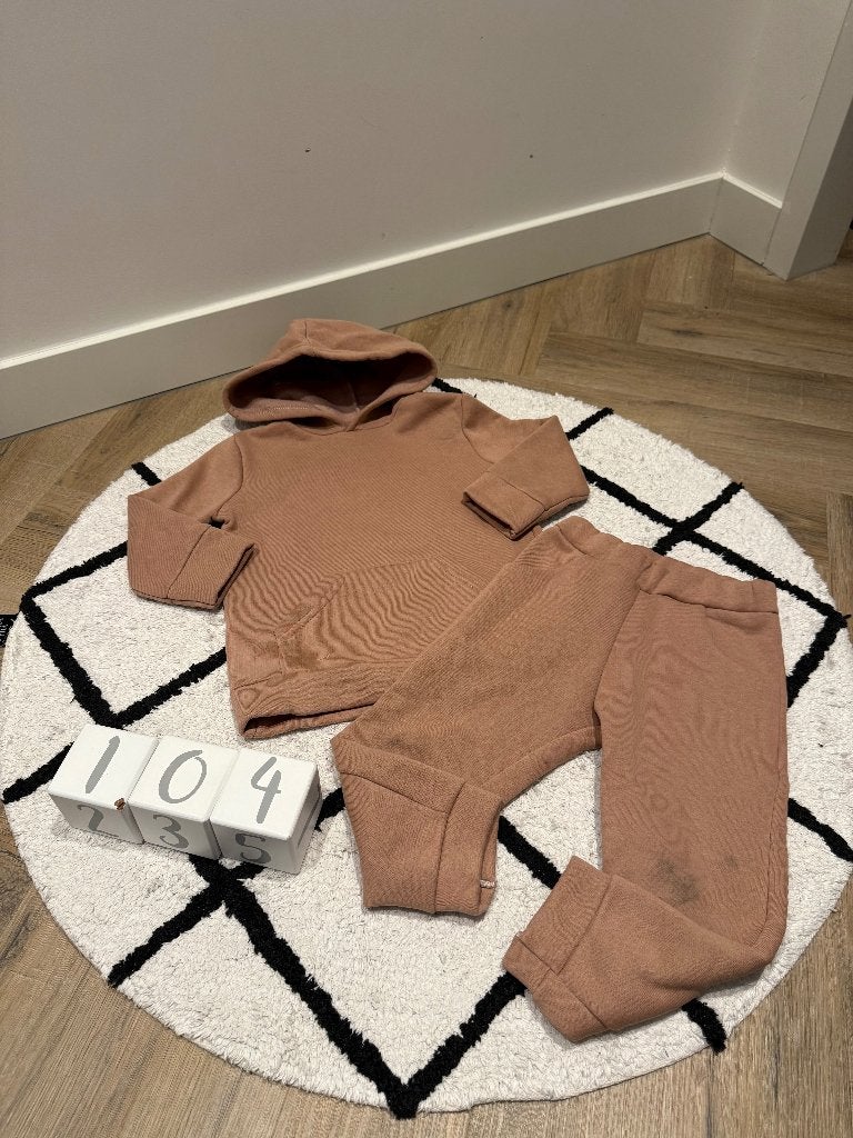 Heel goed bruin jogger set sweater hoodie & jogger 98 104, Gebruikt, BB Valery, Jongen of Meisje, Ophalen of Verzenden